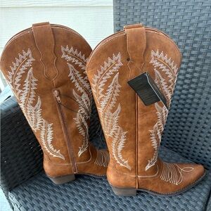 Brand new boots that have never been worn with tags still on!